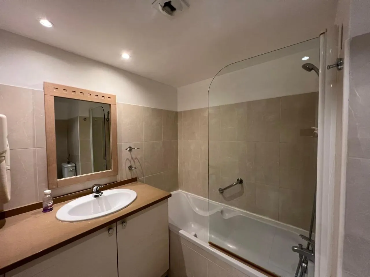 A079 Appartement Confortable Sur Carnot -1 Chambre Cannes 0*,  France